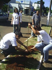 Fátima Roque e aluno da UENP, mão na terra!