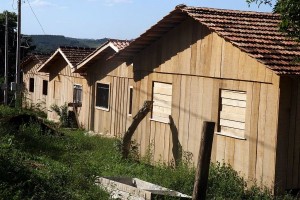 Conjunto habitacional em Rebouças foi construído com madeira apreendida
