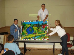 Abreu, Paulo e Renata apresentam um jogo de como conservar o meio ambiente para os participantes