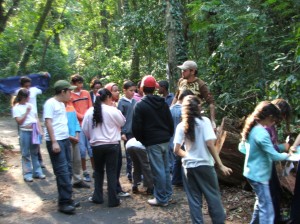 Prof. Bruno Galindo (Ciências Biológicas - UENP - FAFICOP) da explicações a alunos visitantes