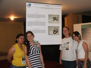 Amanda, Livea, Renata e Stefane com o banner sobre Bothrops moojeni