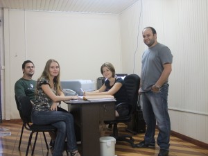 Carlos e Vívian no escritório do IPEVS com Lívea e Rafael