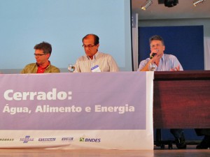 Em ordem, o professor Sebastião Valverde, o diretor da SBPC, José Antonio Aleixo, e o professor Sergius Gandolfi participam de debate sobre o novo Código Florestal nesta quinta (14) (Foto: Luna D'Alama/G1)